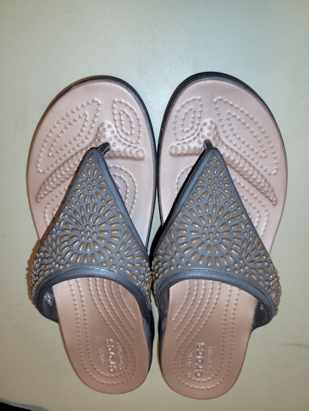 CROCS Women's Slate Gray Thong Sandal with Tan Sunburst And Footbed. Size 6 - Picture 3 of 6